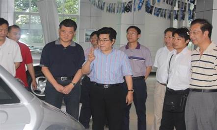 省政协副主席解洪在川汽集团考察时要求