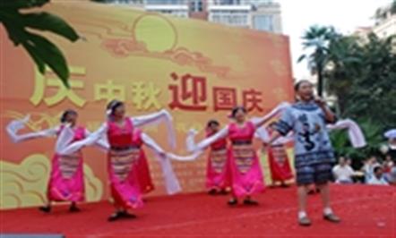丽景花城数百业主载歌载舞迎“双节”